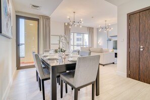 Dining - High Floor 2BR w/ a View of the Dubai Marina,Near fr. the Beach , Shams 1, JBR (Dubai)