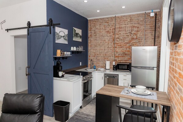 Kühlschrank, Mikrowelle, Ofen, Herdplatte