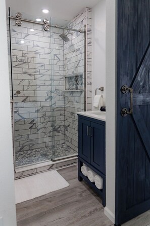 Shower, hair dryer, towels, toilet paper - Downtown Studio great for a weekend getaway or longer work stay! (Waverly)