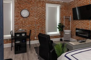 Schreibtisch, Bügeleisen/Bügelbrett, kostenloses WLAN, Bettwäsche