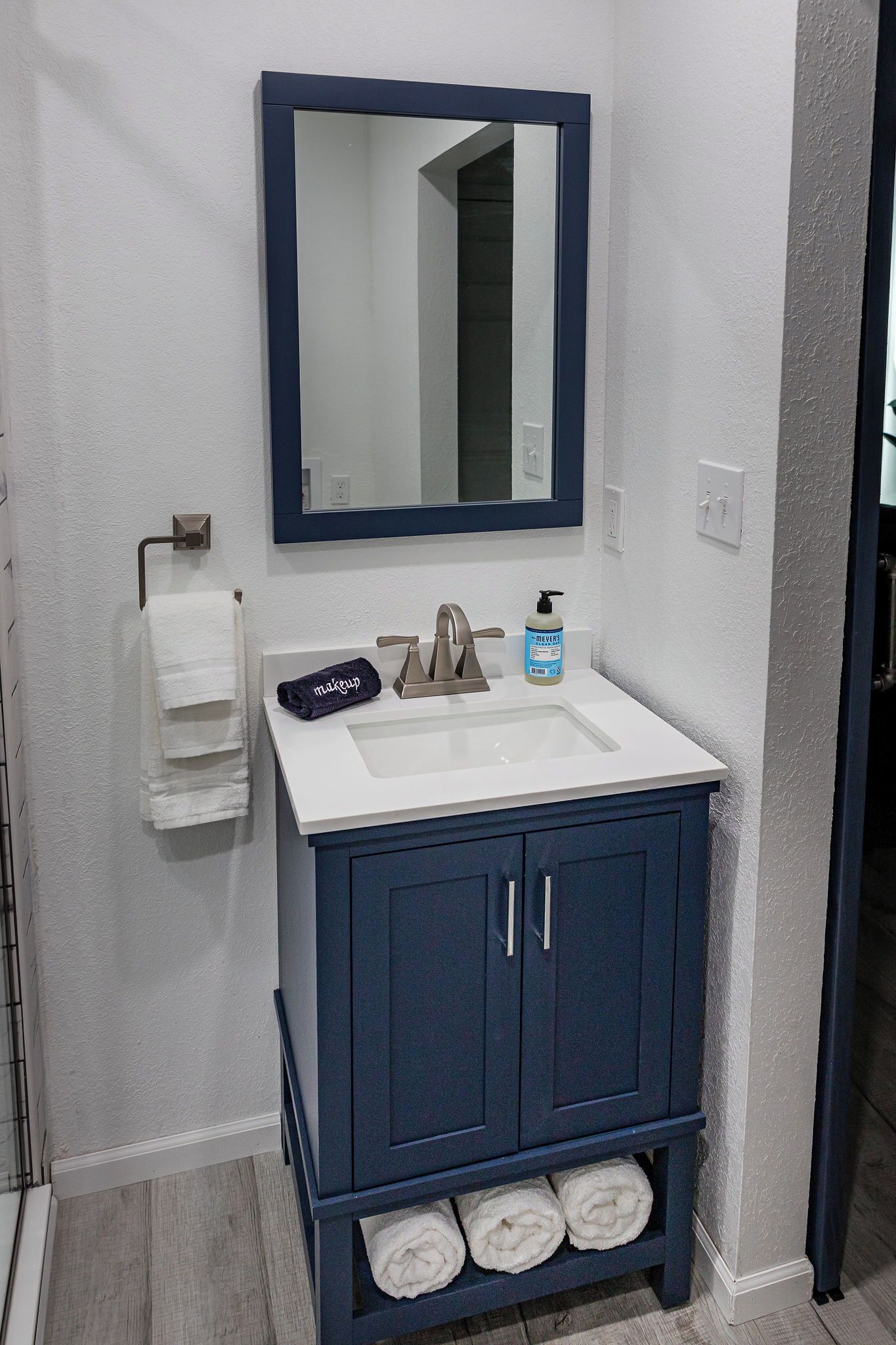 Douche, séchoir à cheveux, serviettes fournies, papier de toilette
