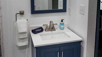 Douche, séchoir à cheveux, serviettes fournies, papier de toilette