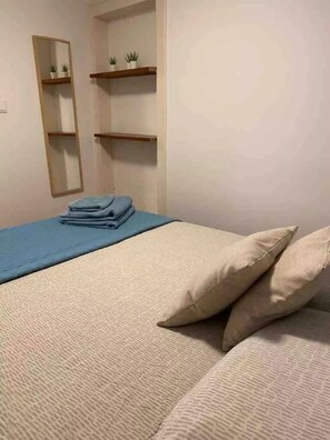 1 slaapkamer, een strijkplank/strijkijzer, gratis wifi, beddengoed