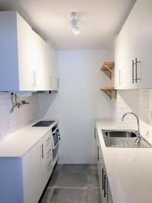 Een koelkast, een oven, een kookplaat, een koffiezetapparaat/waterkoker