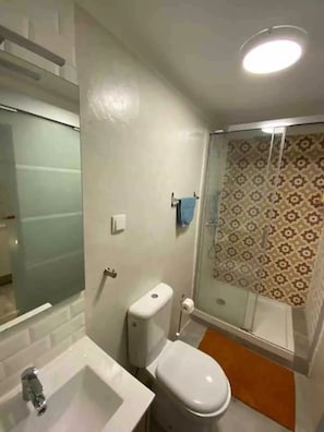 Hair dryer, towels, soap, shampoo - Cozy Estrela Apartment (Lisboa)