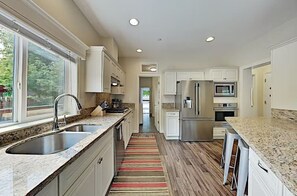 Kühlschrank, Mikrowelle, Herdplatte, Geschirrspüler