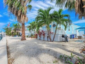 Terrace/patio - WATER FRONT LOCATION WITH GREAT LOCATION TO KEY WEST. (KEY WEST)