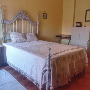 1 habitación, tabla de planchar con plancha, wifi y ropa de cama 