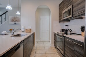 Casa, 3 habitaciones | Cocina privada | Refrigerador, horno, cafetera y tetera y tostadora 
