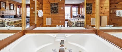 Cabin, 2 Bedrooms | Bathroom | Towels