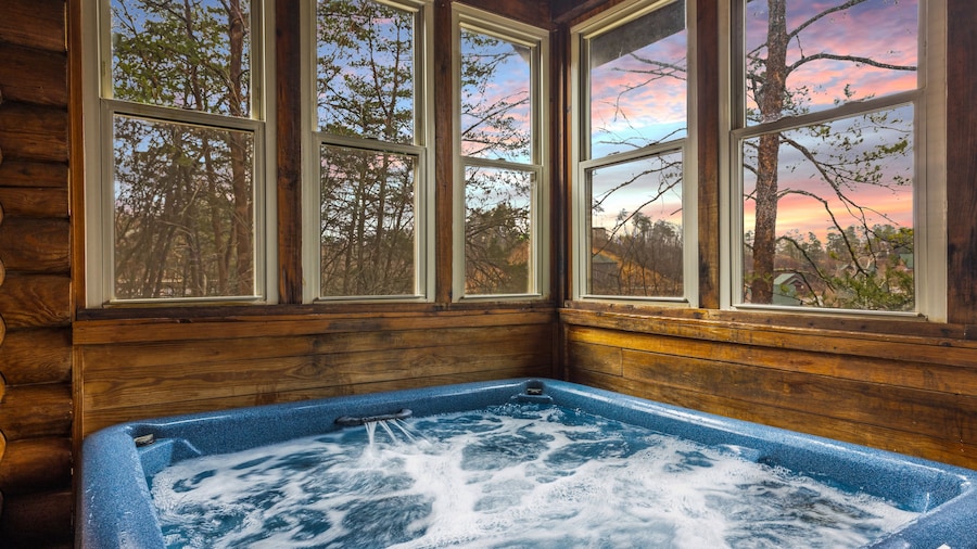 Golf View 2 Bedroom Cabin by RedAwning