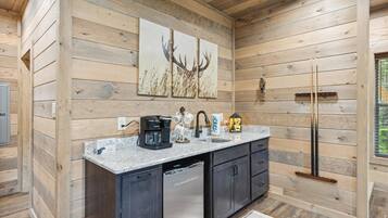 Cabin, 3 Bedrooms | Private kitchen | Fridge, oven, coffee/tea maker, toaster