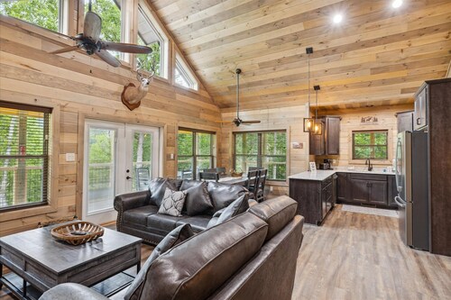 Antler Ridge 3 Bedroom Cabin by RedAwning
