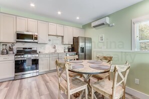 公寓式客房, 1 间卧室 | 私人厨房 | 冰箱、烤箱、茶具/咖啡用具、烤面包机