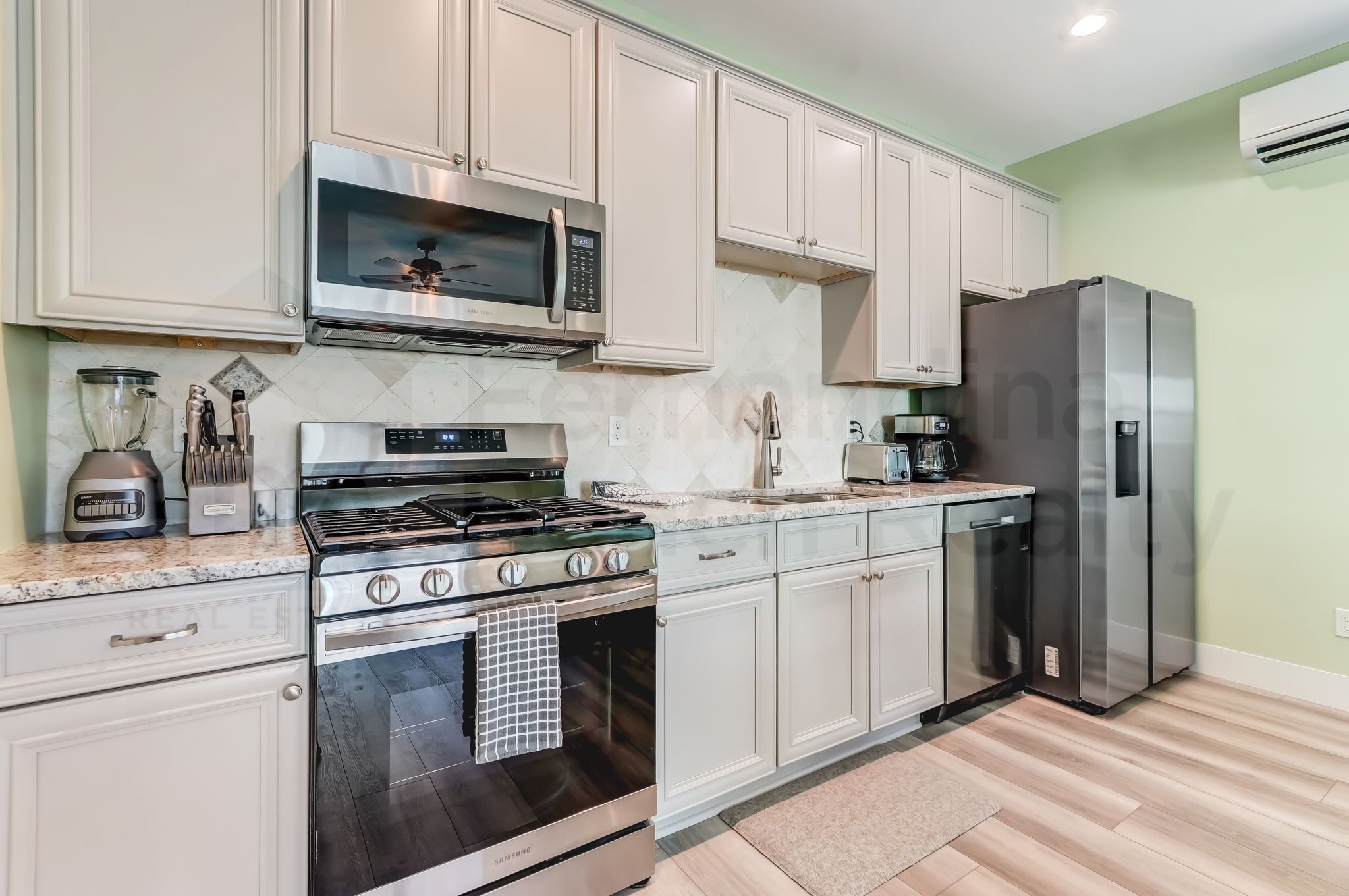 Condo, 1 Bedroom | Private kitchen | Fridge, oven, coffee/tea maker, toaster