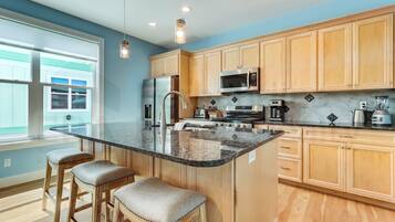 Townhome, 3 Bedrooms | Private kitchen