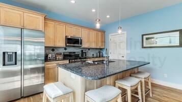 Townhome, 3 Bedrooms | Private kitchen