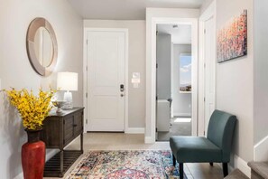 Interior - Whose Your Caddy? 5 Bedroom Home (Washington)