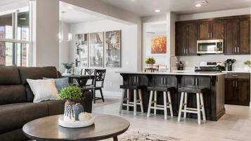 House, 5 Bedrooms | Interior