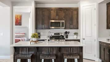 House, 5 Bedrooms | Private kitchen | Fridge, oven, coffee/tea maker, toaster