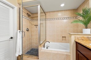 Condo, 2 habitaciones | Baño | Toallas y shampoo