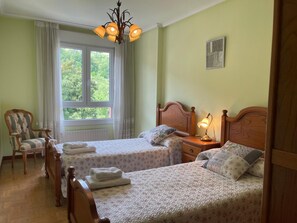 3 bedrooms, travel cot, bed sheets