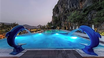 Inomhuspool och utomhuspool