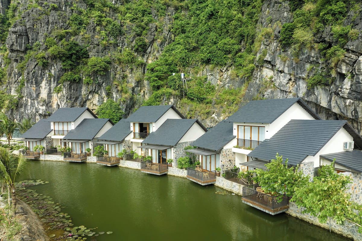 วิลล่าสำหรับครอบครัว, 3 ห้องนอน, ปลอดบุหรี่, วิวทะเลสาบ | เครื่องนอนระดับพรีเมียม, มินิบาร์, ตู้นิรภัยในห้องพัก, โต๊ะทำงาน