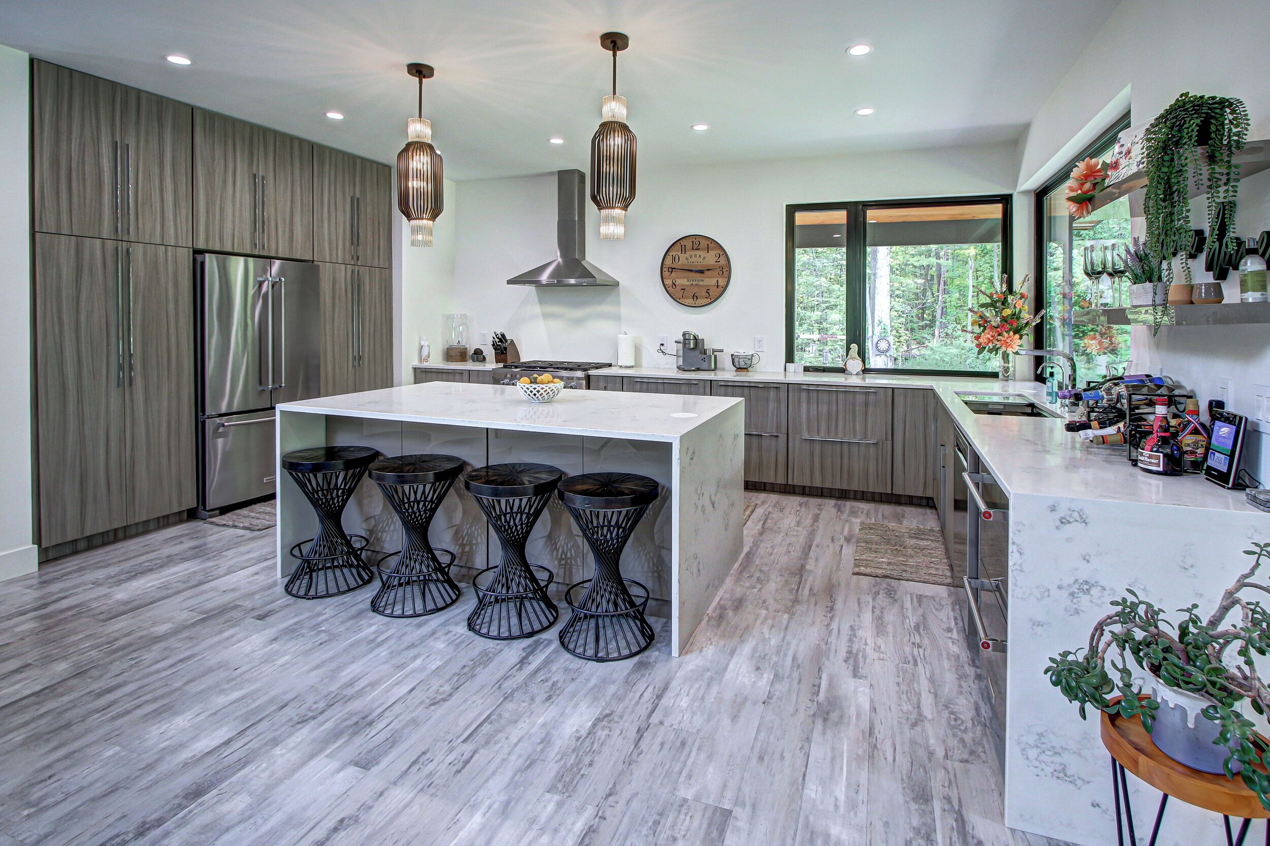 Mikrobølgeovn, ovn, kokeplater og oppvaskmaskin