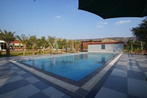 Una piscina cubierta, una piscina al aire libre