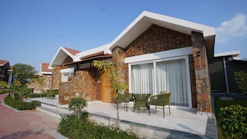 Deluxe Double Room | 1 bedroom, premium bedding, minibar, in-room safe