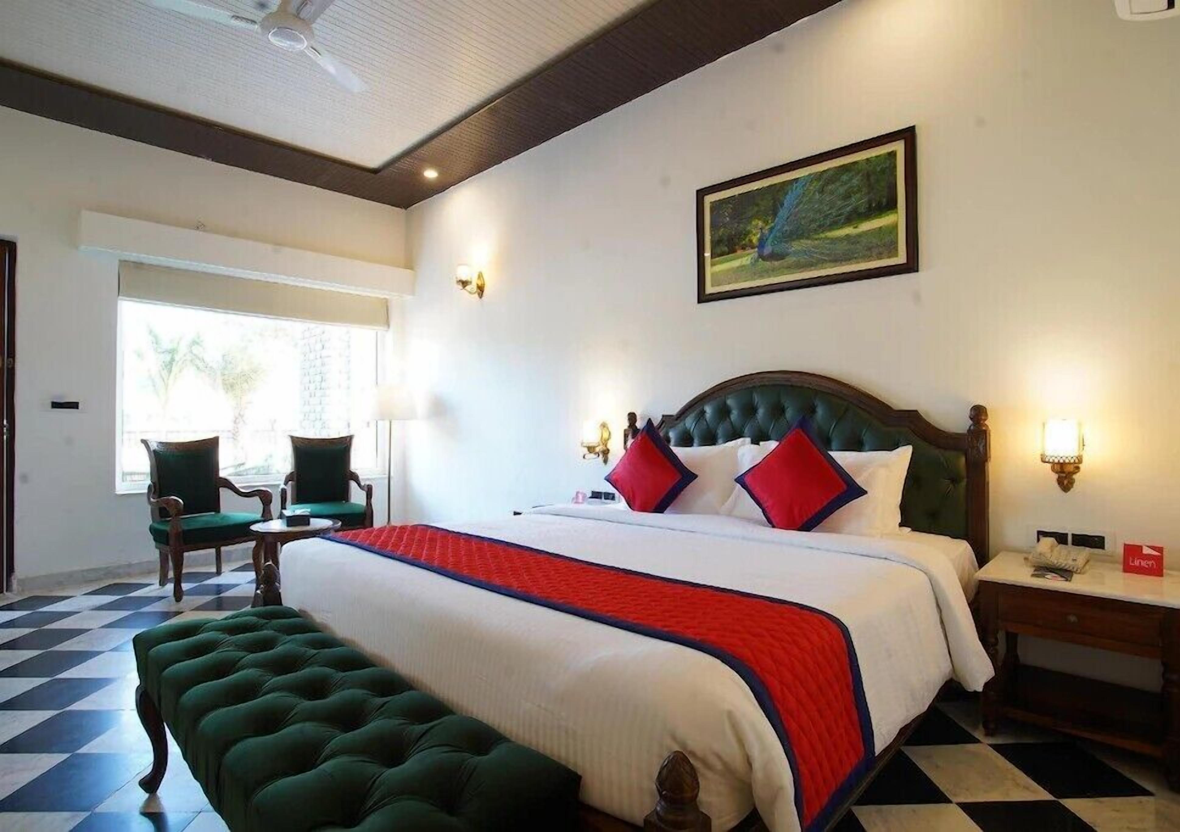 Seprai premium, minibar, brankas, dan meja kerja