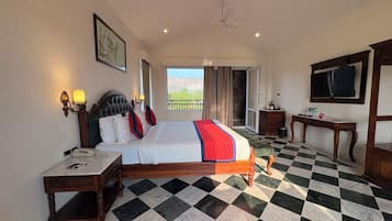 Habitación superior, vistas a la montaña | Ropa de cama de alta calidad, minibar, caja fuerte y escritorio