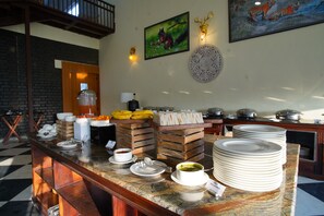Se ofrece un desayuno bufé todos los días (por un coste adicional)