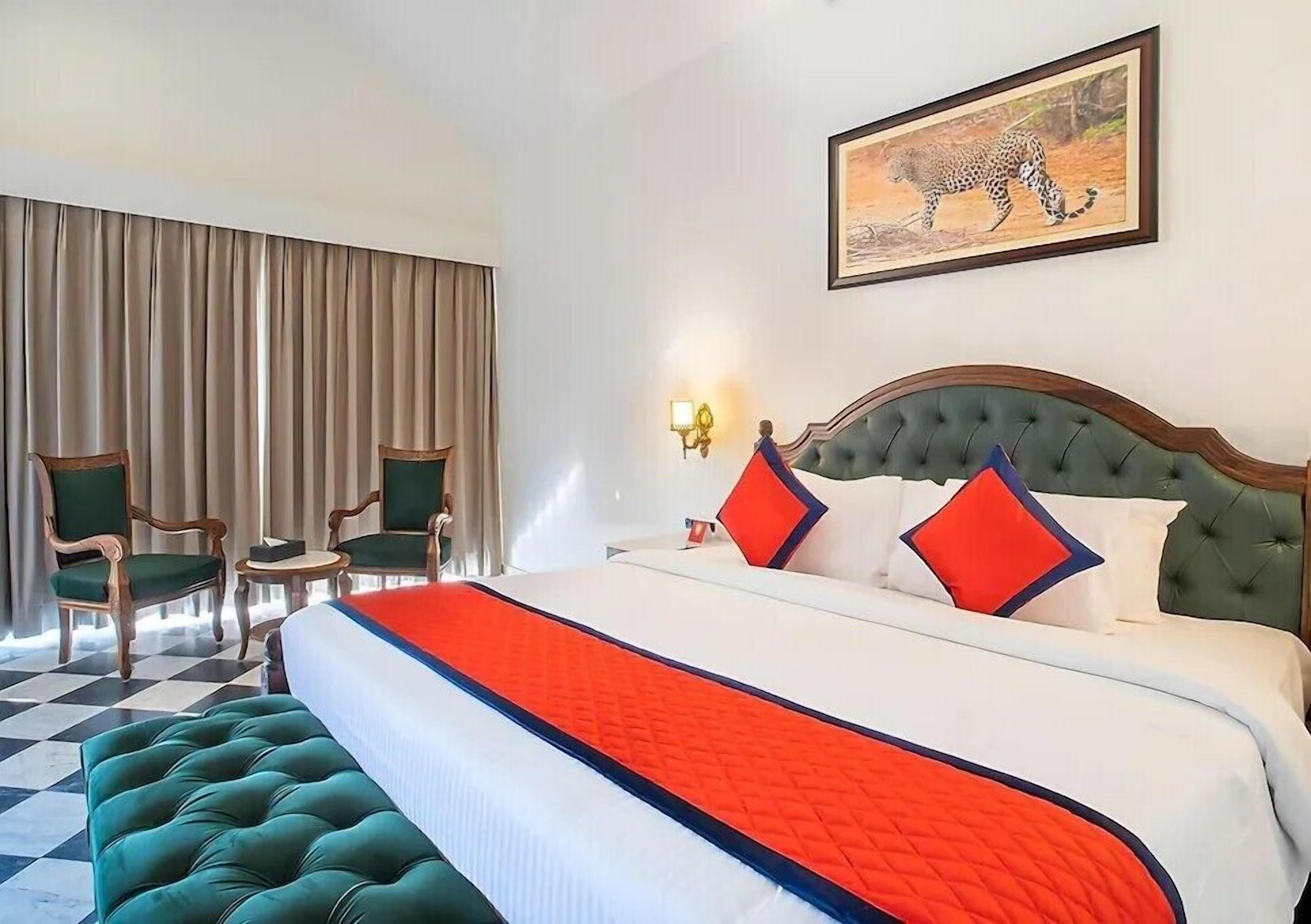 Seprai premium, minibar, brankas, dan meja kerja