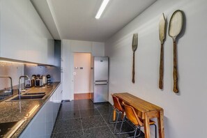 Réfrigérateur, four à micro-ondes, un four, surface de cuisson