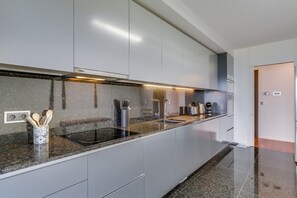 Cafeteira/chaleira, geladeira, micro-ondas, fogão