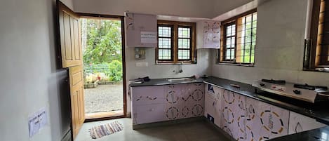 Bouilloire électrique, batterie de cuisine, vaisselle et ustensiles