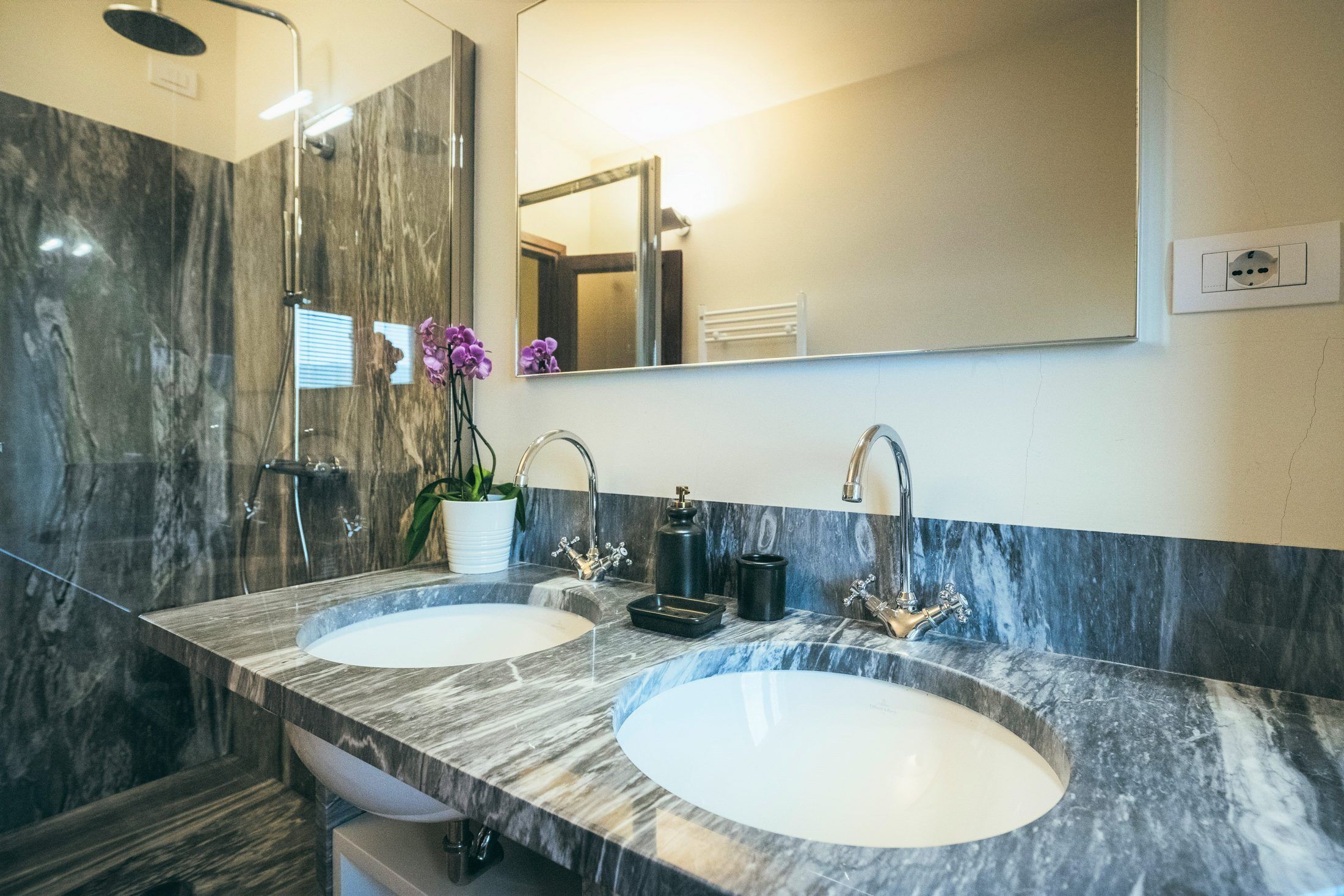 Shower, hair dryer, bidet, towels