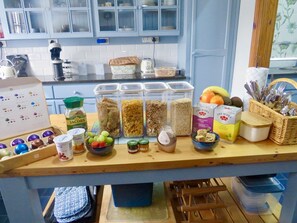 朝食 (セルフサービス)、毎日提供 (無料)