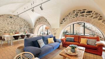 Een televisie en een open haard