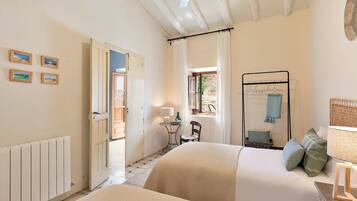 4 bedrooms, iron/ironing board, WiFi, bed sheets