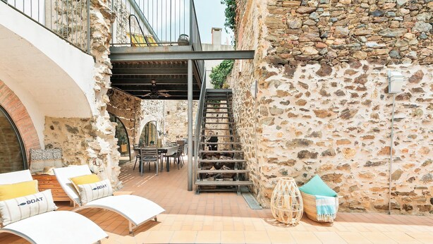 A pool area with lounge chairs, a staircase, and stone walls. - Garriguella- Roses – Pool Costa Brava House (Garriguella)