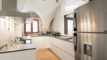 Frigorífic, microones, rentaplats i torradora