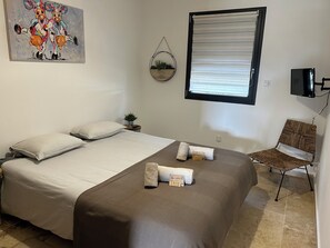 2 室のベッドルーム、アイロン / アイロン台、旅行用ベビーベッド、ベッドシーツ