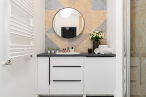 Apartemen, 1 kamar tidur, balkon | Kamar mandi | Shower dan handuk