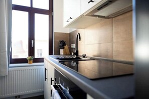 Fridge, oven, stovetop, dishwasher - ★Ko-Living VI at the new theater | middle of the old town | Wifi | Up to 4 ★ (Halle (Saale))
