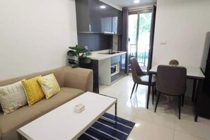 Living area - Pool Access 1 Bed room in Pattaya (Pattaya City)