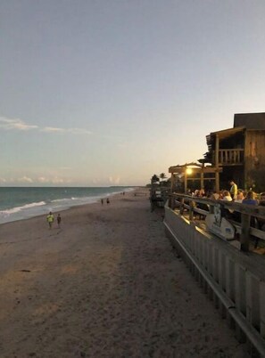Perto da praia, espreguiçadeiras, toalhas de praia 
