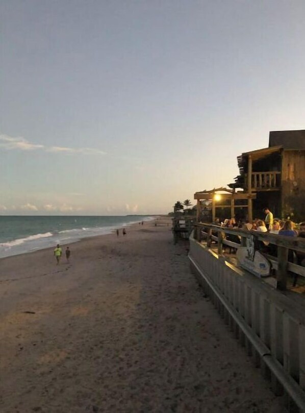 Plage à proximité, chaises longues, serviettes de plage